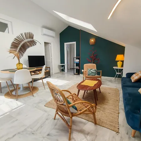 Blue Glass Penthouse In Center