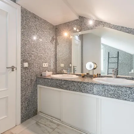 Blue Glass Penthouse In Center